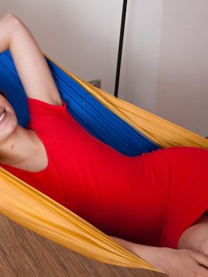 Melody Sweet orgasms on her sexy hammock
