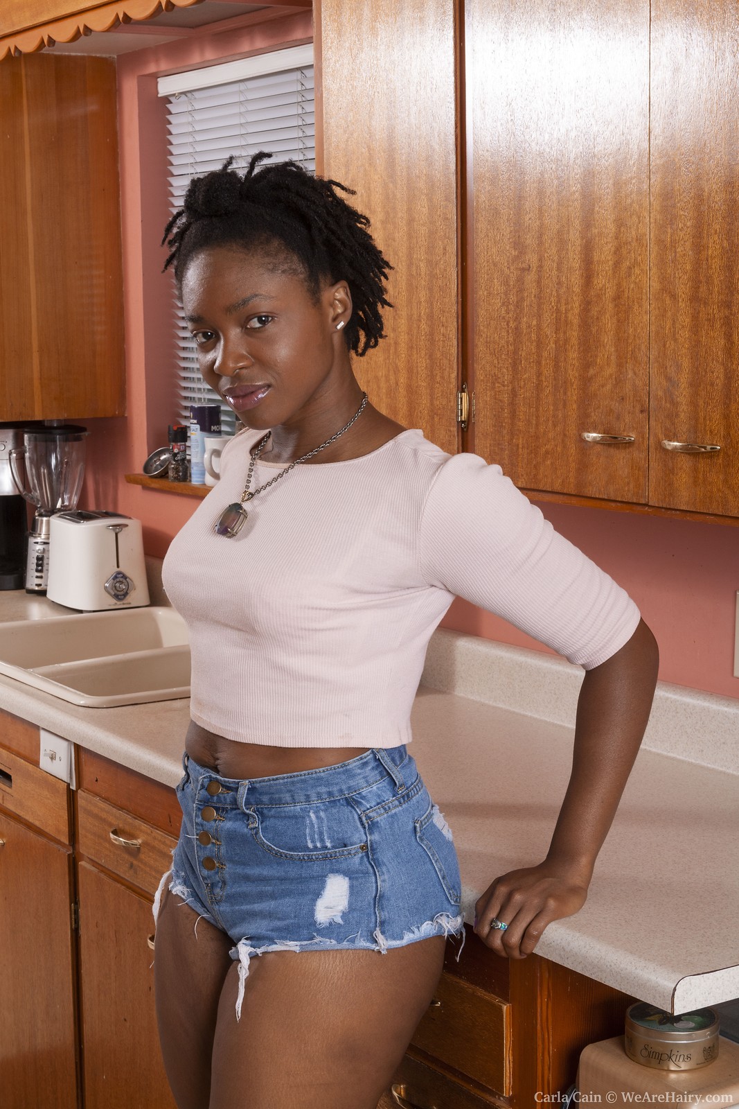 CarlaCain_DenimShortsBrownKitchen_001