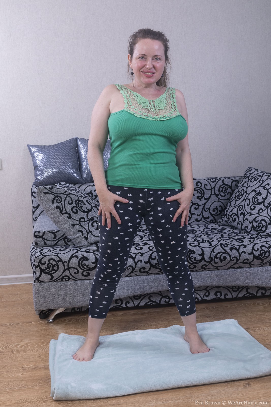 EvaBrawn_BlackPantsGreenTop_001