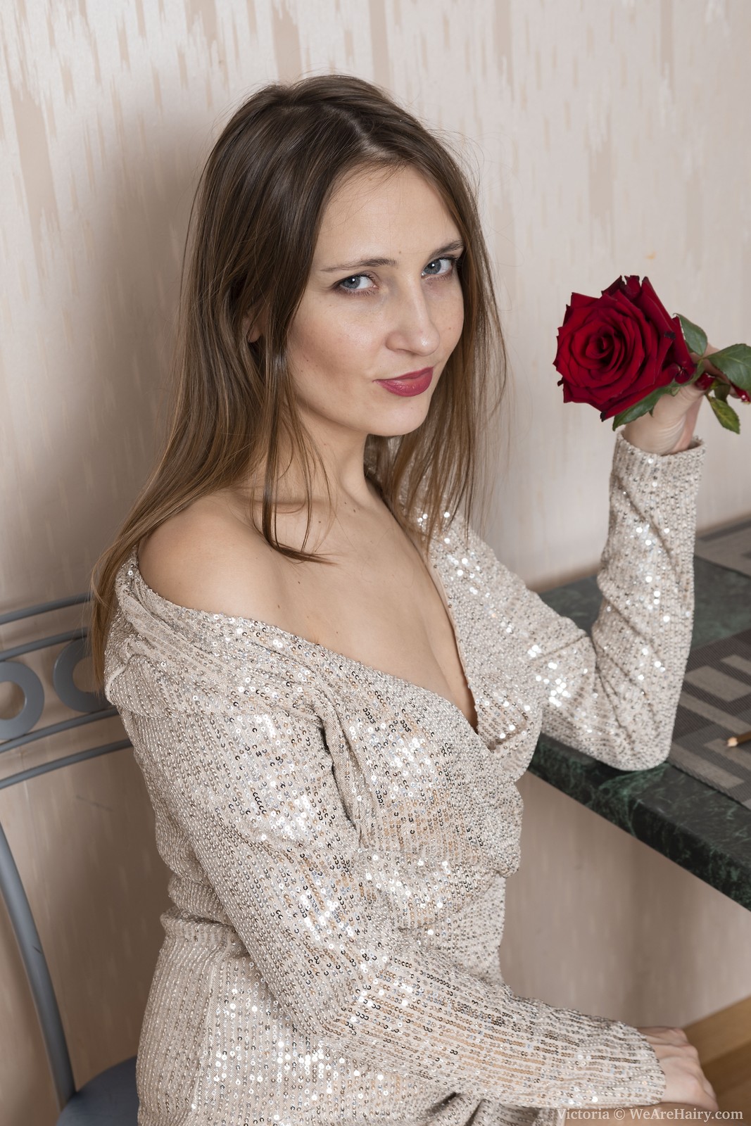 Victoria_RedRoseBrownDress_027