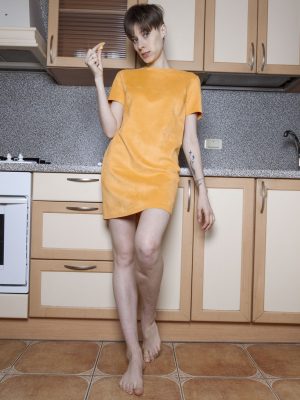 Amelinda strips naked on her kitchen counter